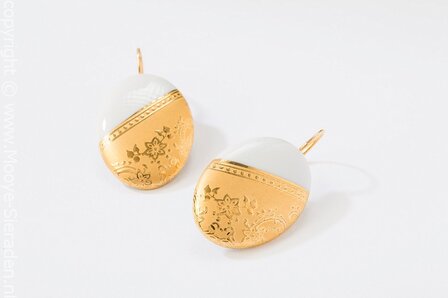 Ilse Collectie goud ovaal porseleinen oorhangers