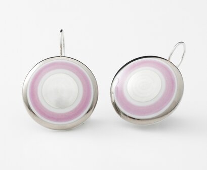 Maan Collectie roze en zilver rond porseleinen oorhangers