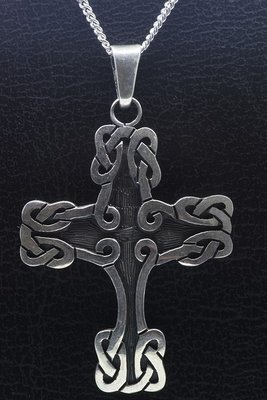 Zilveren Keltisch kruis met knoop ketting hanger