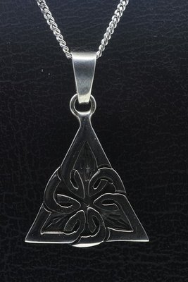 Zilveren Keltische knoop in driehoek ketting hanger
