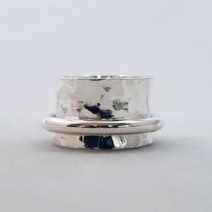 Zilveren Ring design gehamerd met smalle losse ring - spinner