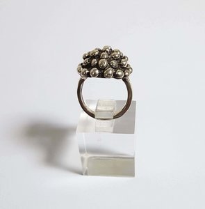 Zilveren brede ring met bobbeltjes