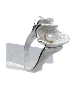 Zilveren Ring met blad en parel