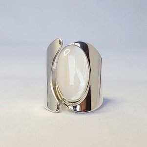 Zilveren moderne ring met ovale Mother of Pearl