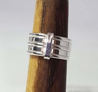 Zilveren Ring bestaande uit 5 losse ringen 3 brede en 2 smalle