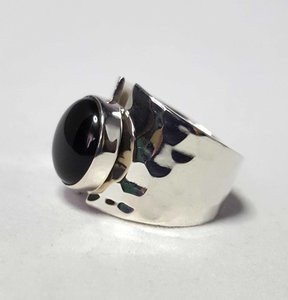 Zilveren Ring gehamerd met ronde onyx