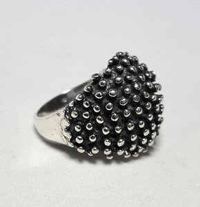 Zilveren brede ring met spikkels