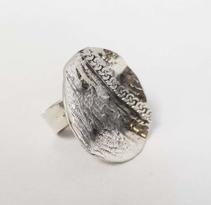 Zilveren Ring met gehamerde disk en gourmet motief