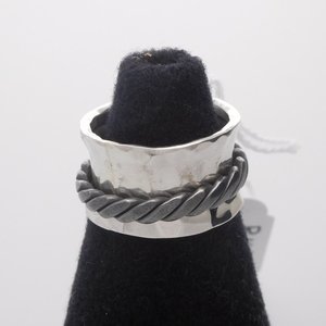 Zilveren Ring gebogen en gehamerd met zwart gedraaide ring - spinner