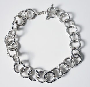 Zilveren design ketting met grote ronde gehamerde ringen 47 cm