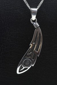 groet rook Er is een trend Zilveren Indiaan Veer hopi style ketting hanger op voorraad - mooye-sieraden